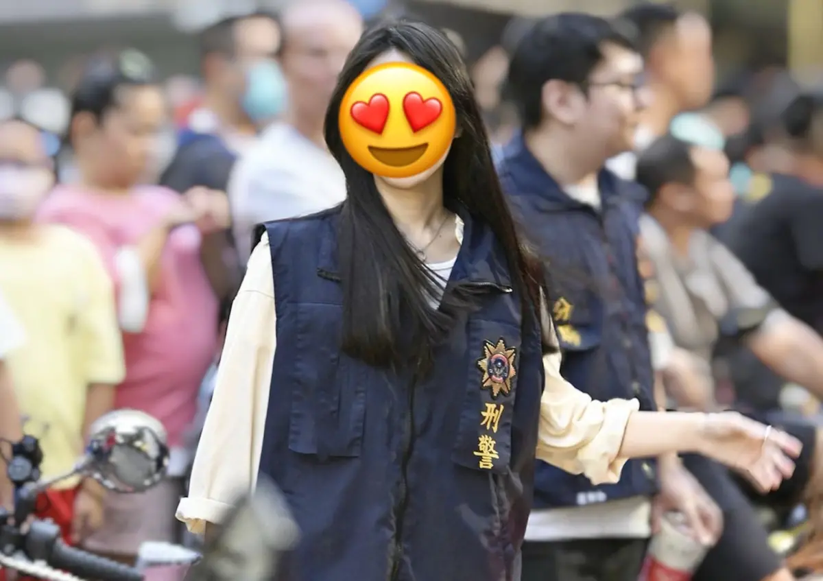 ▲近日新北市三重區舉辦廟會活動時，現場一名女刑警執勤畫面引起熱議，只見她仙氣噴發卻又不失霸氣，亮麗的外型瞬間吸引5千人按讚。（圖／翻攝自「陣頭舞姬」臉書粉專）