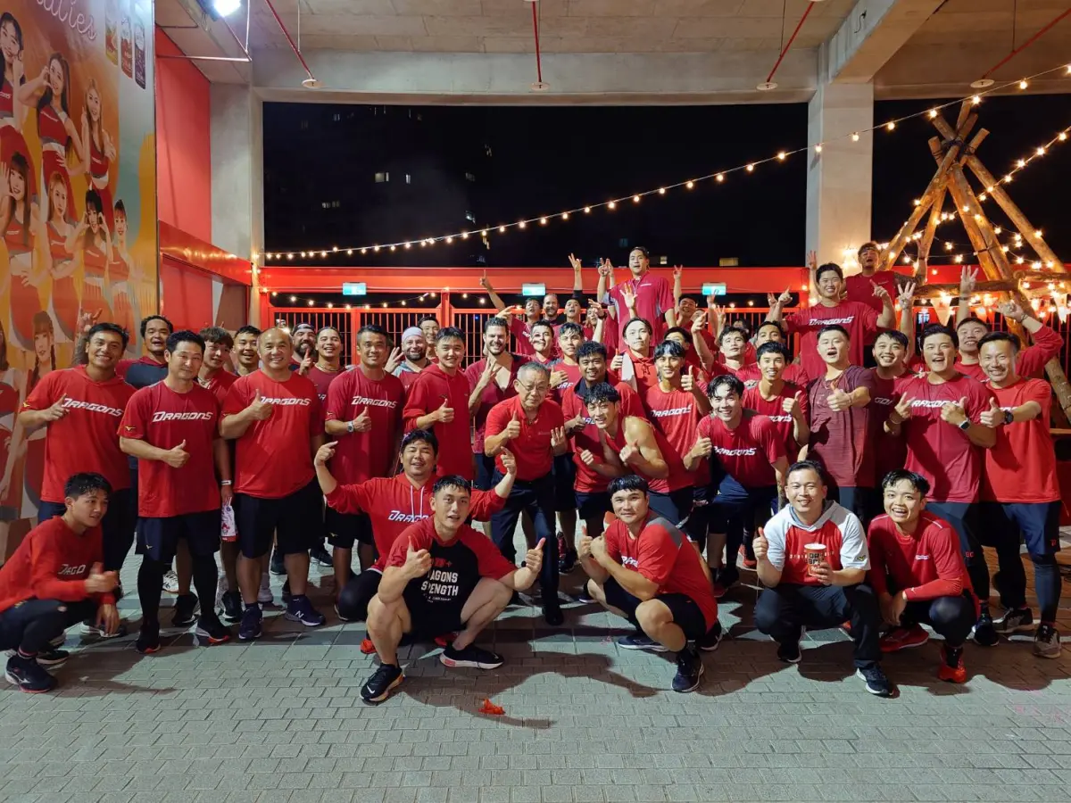 ▲味全龍封王老球迷都哭了！明出戰統一獅不噴香檳拋彩帶。（龍隊提供）