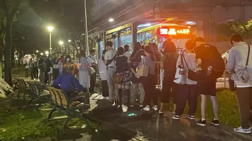 ▲5000台塑人遷移進駐內湖辦公室，造成當地公車站出現超長排隊人潮，民眾抱怨擠不上公車。（圖／翻攝自李明賢 -阿賢之聲臉書）