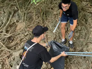 ▲青年朋友為梅花鹿整理家園，將圍籬上雜木移除。（圖／高市府青年局提供）