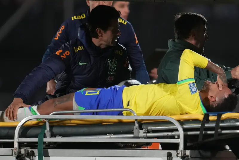 ▲巴西球星內馬爾（Neymar）昨天傳出左膝前十字韌帶斷裂、膝蓋半月板撕裂，將接受手術和長期治療。（圖／美聯社／達志影像）