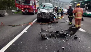 國1林口段嚴重車禍！廂型車意外追撞大貨車　49歲駕駛頸椎骨折亡
