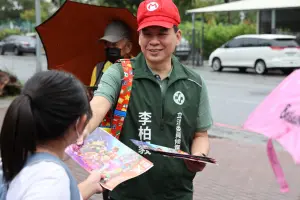 ▲身為兩個孩子的爸爸的李伯毅非常瞭解家庭需要什麼,以及整體政策的配套措施如何安排。(圖/南方問政辦公室提供) ▲身為兩個孩子的爸爸的李伯毅非常瞭解家庭需要什麼,以及整體政策的配套措施如何安排。(圖/南方問政辦公室提供)