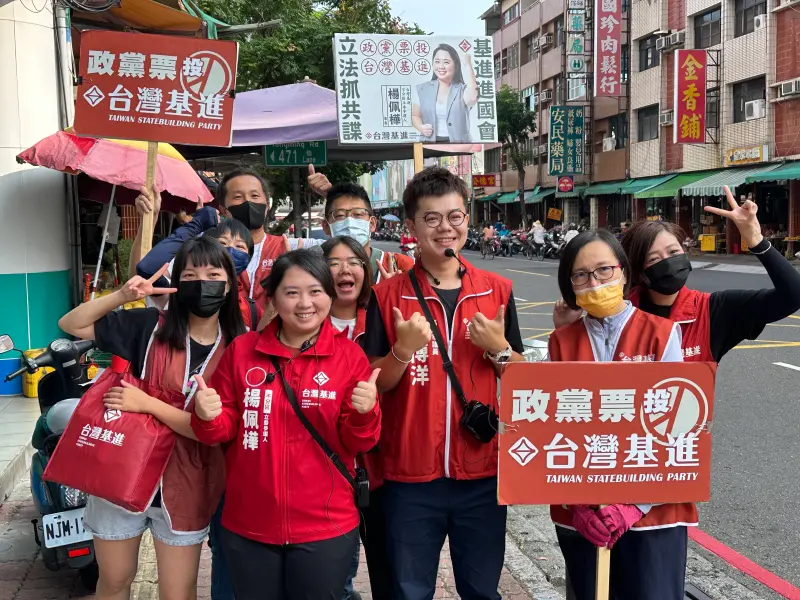 ▲台灣基進不分區立委參選人楊佩樺今(20)日早上與高雄市議員張博洋共同於高雄三民區陽明市場掃街拜票,力拚2024大選政黨票。(圖/台灣基進提供)