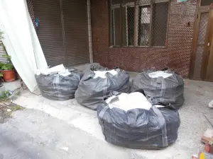 ▲台南市在今年啟動首波清理家戶石綿建材廢棄物專案，已有33家戶完成石綿建材拆除作業，並由環保局載送清理完畢。（圖／台南市環保局提供）