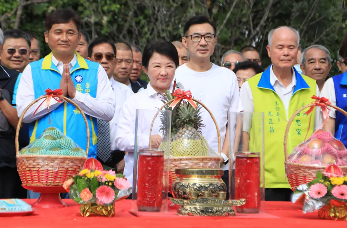 ▲盧秀燕主持石岡區中91線道路復建工程完工通車，與立委江啟臣一起參與祈福典禮，兩人都穿著白上衣。（圖／台中市政府提供，2023.10.20）