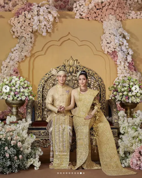 ▲Paing Takhon日前在IG上曬出穿著傳統服飾的婚紗照,只見他和女方互動親密,不只緊緊相擁,Paing Takhon更深情親吻新娘額頭。(圖/翻攝自IG@paing_takhon_official) ▲Paing Takhon日前在IG上曬出穿著傳統服飾的婚紗照,只見他和女方互動親密,不只緊緊相擁,Paing Takhon更深情親吻新娘額頭。(圖/翻攝自IG@paing_takhon_official)