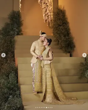 ▲▼Paing Takhon日前在IG上曬出穿著傳統服飾的婚紗照,只見他和女方互動親密,不只緊緊相擁,Paing Takhon更深情親吻新娘額頭。(圖/翻攝自IG@paing_takhon_official) ▲▼Paing Takhon日前在IG上曬出穿著傳統服飾的婚紗照,只見他和女方互動親密,不只緊緊相擁,Paing Takhon更深情親吻新娘額頭。(圖/翻攝自IG@paing_takhon_official)