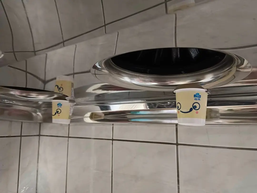 ▲網友分享將布丁杯「卡」在抽油煙機上，一票婆媽秒懂神用途，狂讚說：「髒了就丟，不心疼。」不少人家中都拿布丁杯當抽油煙機的「漏油杯」。（圖／我愛全聯-好物老實說臉書）