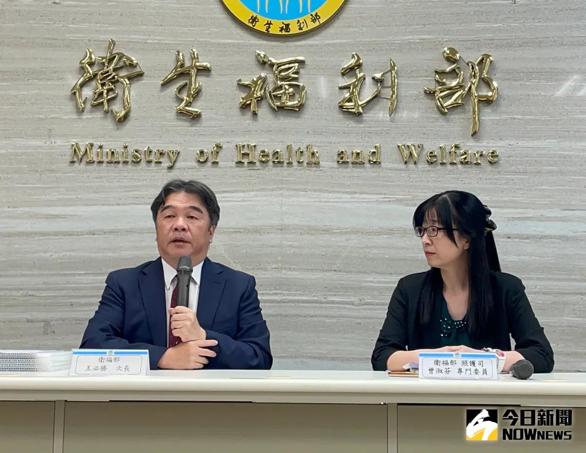 ▲衛福部次長王必勝（左）、衛福部照護司專門委員曾淑芬（右）今（20）日主持記者會，回應護理師公會全聯會的9大訴求。（圖／記者林志怡攝，2023.10.20）