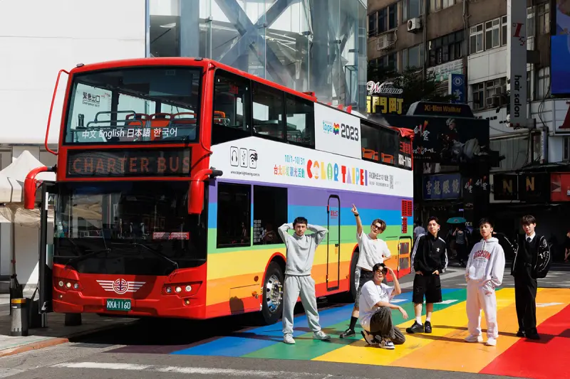 ▲ 【車勢星聞】VERA率先搭上彩虹觀光巴士，體驗北市彩虹景點 