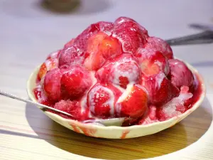 ▲台南另一家名店「冰鄉」，其草莓冰同樣用上大量新鮮草莓，開賣日期尚未公告。（圖／記者葉盛耀攝）