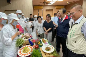 ▲學員不但學習銀髮料理廚藝，還以說菜方式向台南市府勞工局局長王鑫基（右一）、中華醫大孫逸民校長（右二）等貴賓及師長介紹各道料理特色。（圖／中華醫事科大提供）