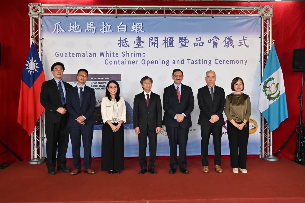 ▲瓜地馬拉共和國駐臺大使巴迪亞（右3）、中美洲經貿辦事處主任徐韶慧（左3）及副主任葉佳文（左1）、福國冷凍股份有限公司董事長吳國賢（中）及流通部總經理吳俊穎（左2）、美商佩斯卡多有限公司董事長顏元鉍（右2）及負責人姚翠娥（右1）共同出席瓜地馬拉白蝦開櫃儀式。（圖／品牌提供）