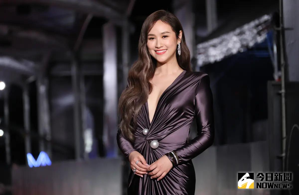 ▲吳姍儒禮服上下齊露，喊話吳宗憲今年讓女兒先拿獎。（圖／NOWnews攝影中心）