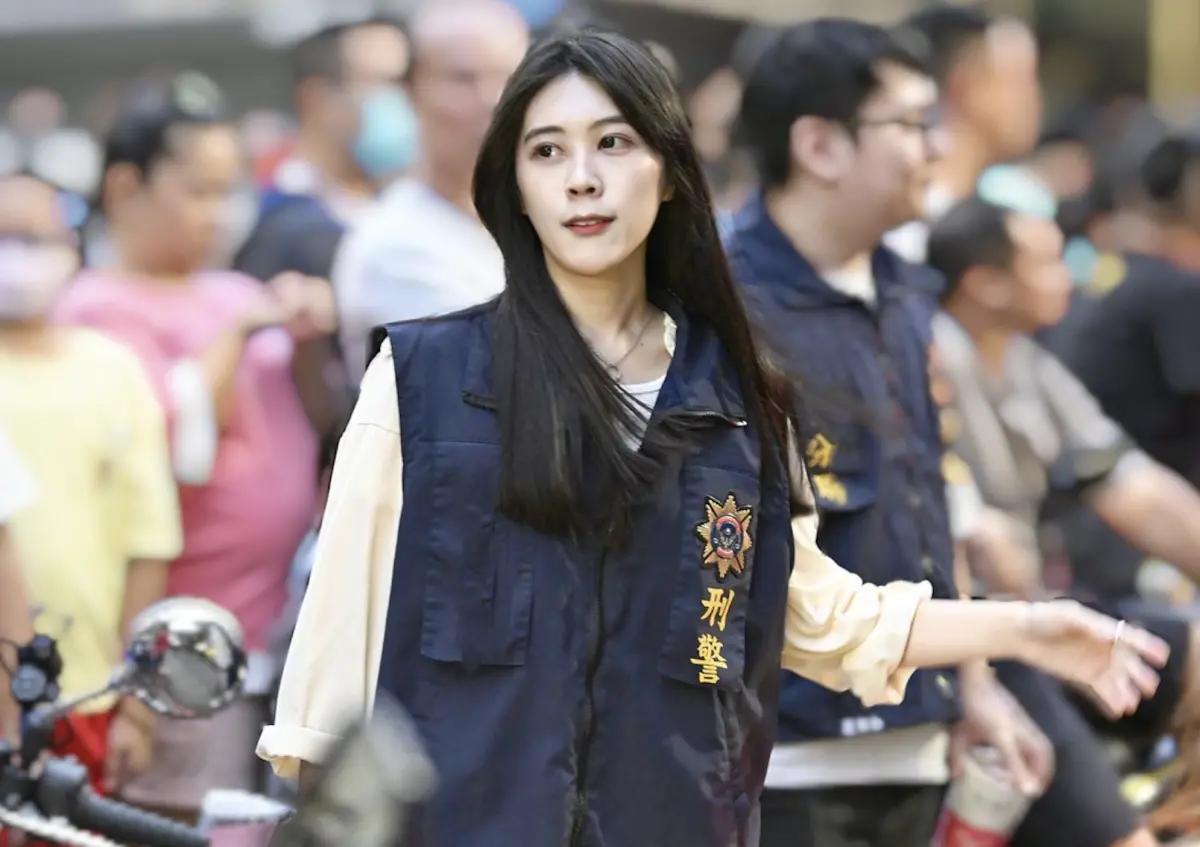 ▲近日新北市三重區舉辦廟會活動時，一名女刑警執勤的倩影被PO上網，仙氣飄飄的美貌立即引起熱議，還有網友大讚她像女星韓瑜。（圖／翻攝自臉書粉專「陣頭舞姬」）