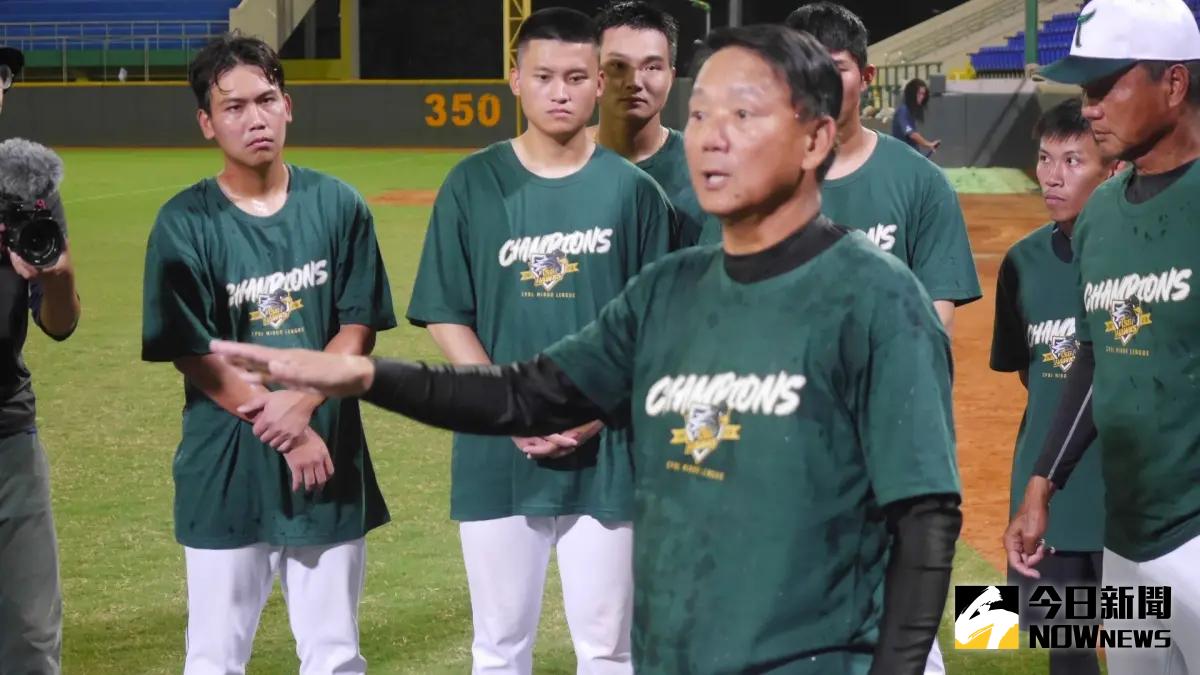 ▲中華職棒二軍總冠軍賽，台鋼雄鷹總教練洪一中首度率隊擊敗富邦悍將奪冠。（圖／吳政紘攝）