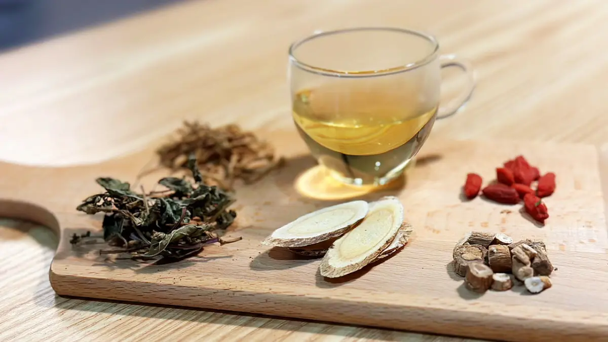 ▲中醫師建議也可適時地飲用「漢方養生茶」提升免疫力對抗病毒。（圖／馬光中醫提供）