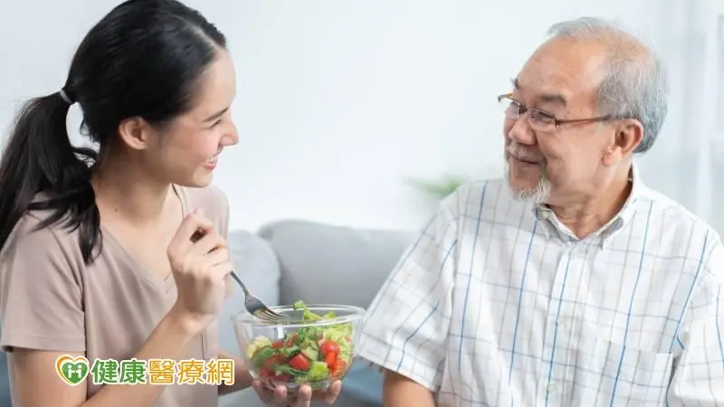 ▲好羨慕能用嘴吃飯…　「吞嚥團隊」為84歲翁圓夢移除鼻胃管