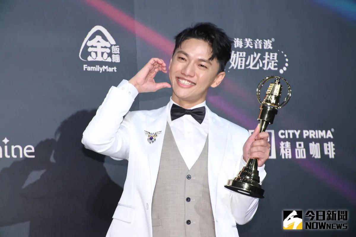 ▲金鐘兒少主持人王伯源淘汰勁敵薛紀綱，在節目上遇到對方太太致上慰問。（圖／記者陳明中攝）