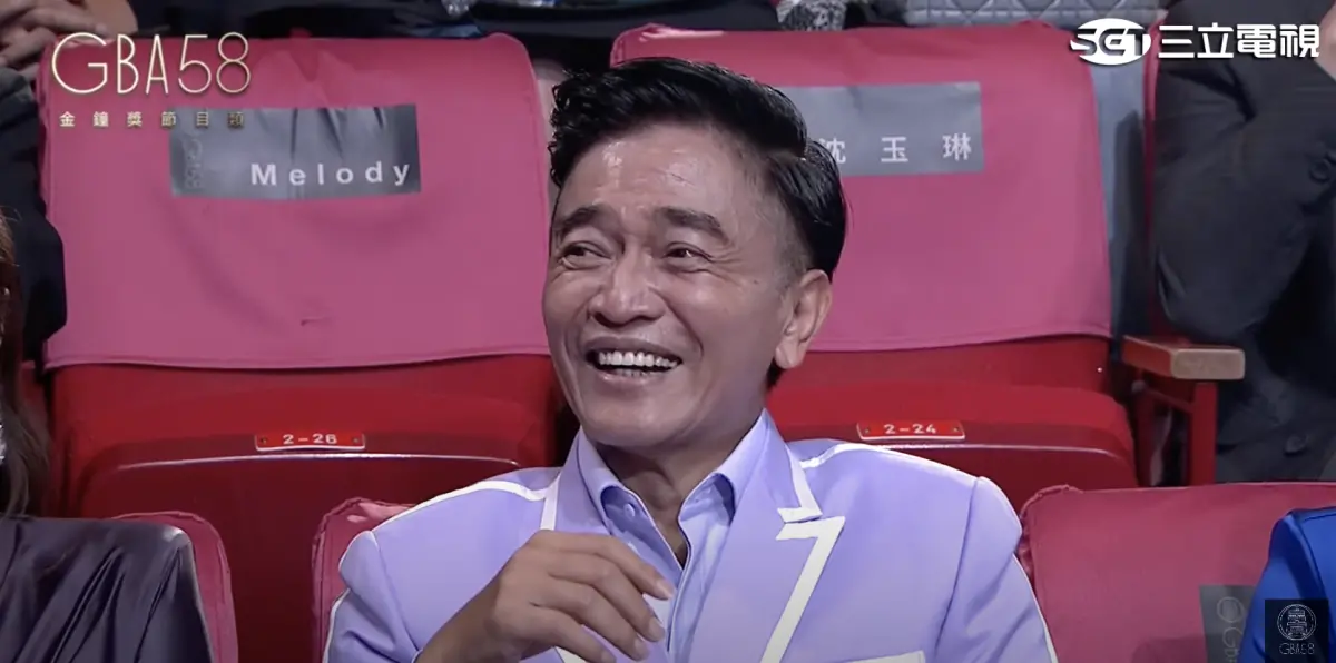 ▲第58屆電視金鐘獎節目類頒獎典禮，Sandy吳姍儒「沒緣分媽媽」驚喜現身，吳宗憲表情成亮點。（圖／翻攝自金鐘獎YT）