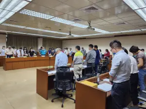▲屏東縣社會救助金專戶管理運用委員會今天召開第1次臨時會進行審議,會議開始前為罹難者默哀。(圖/屏東縣政府) ▲屏東縣社會救助金專戶管理運用委員會今天召開第1次臨時會進行審議,會議開始前為罹難者默哀。(圖/屏東縣政府)