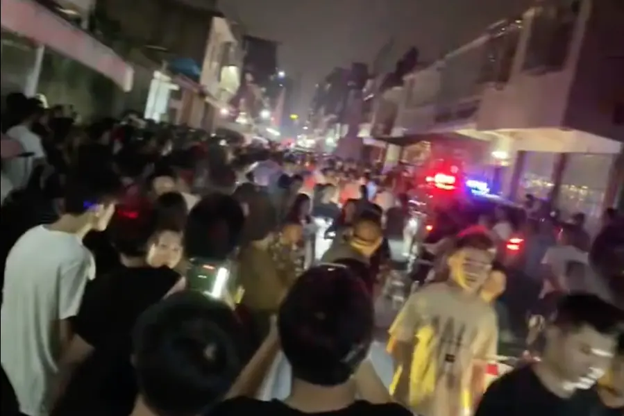 ▲中國廣東省揭陽市一位產後不久的女子，於10月16日在社區大樓跳樓輕生，當場身亡。有傳聞說女子不堪婆婆冷暴力才走上絕路，激憤民眾前往女子夫家扔雞蛋抗議。（圖／翻攝自微博）