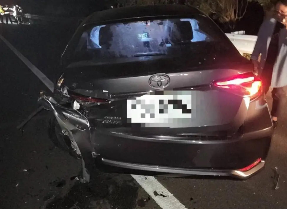 ▲20日晚間，國道3號南下414.3公里、竹田路段，發生一起3車追撞車禍事故，釀1死4人輕重傷。（圖／翻攝畫面）