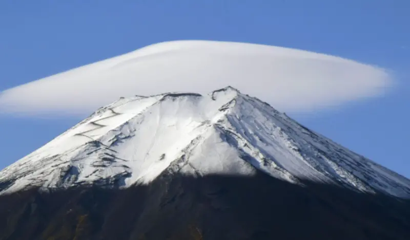▲日本富士山頂20日出現巨大的「斗笠雲」。（圖／翻攝自共同社）