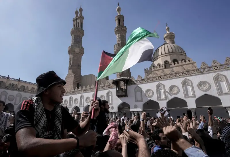 ▲新一輪促成加薩停火、交換被哈瑪斯俘虜人質的談判將在開羅舉行。圖為埃及開羅的挺巴示威潮。（圖／美聯社／達志影像）