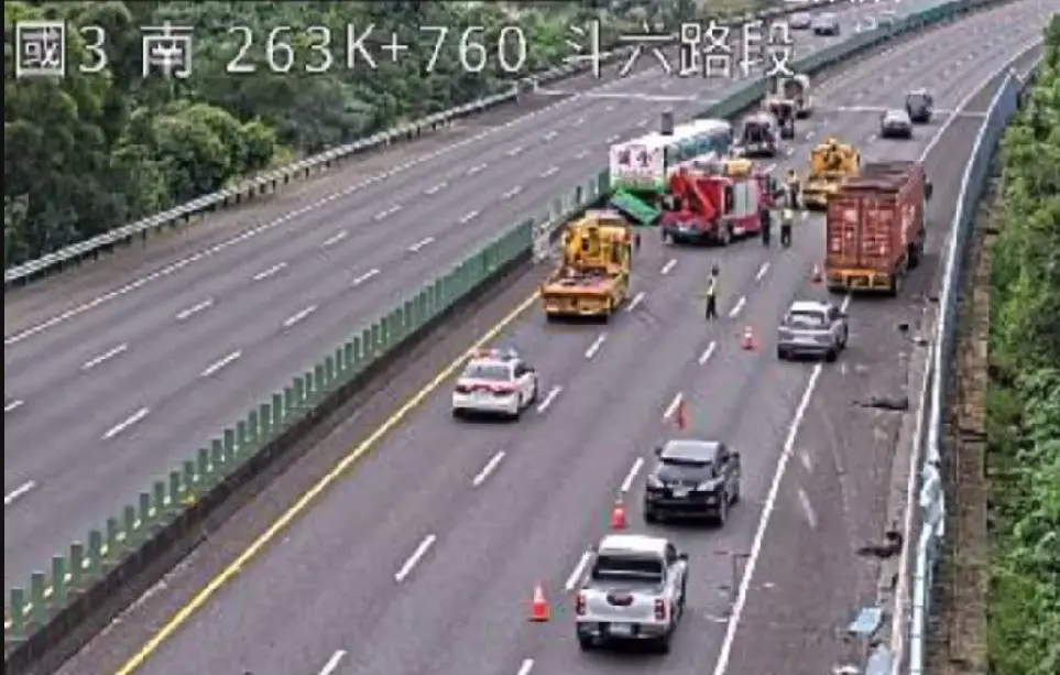 ▲21日上午，國道3號南下264公里處，發生遊覽車碰撞小客車事故，車禍造成小客車翻覆、遊覽車擦撞內側護欄，導致4人命危、5人輕傷。（圖／翻攝畫面）