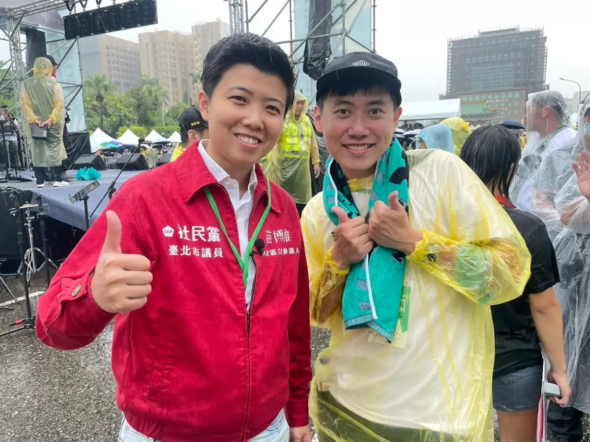 ▲ cheap（右）曾發起路權大遊行。左為台北市議員苗博雅。翻攝cheap臉書