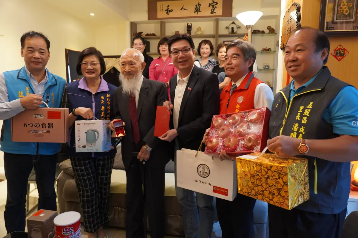 ▲新北市代理市長、副市長劉和然訪視103歲人瑞鄧集成，並致贈重陽禮金2萬元和蘋果禮盒。（圖 ／新北市政府社會局提供）