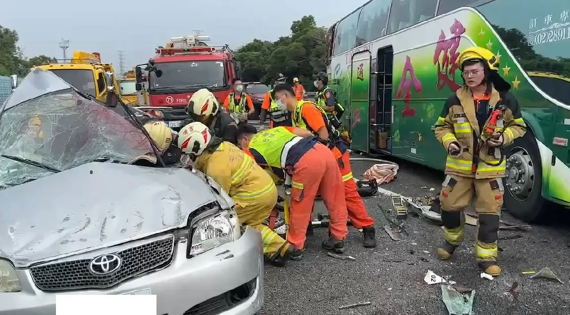 ▲21日上午，國道3號雲林段發生重大車禍事故，釀4死22傷慘劇。（圖／民眾提供）