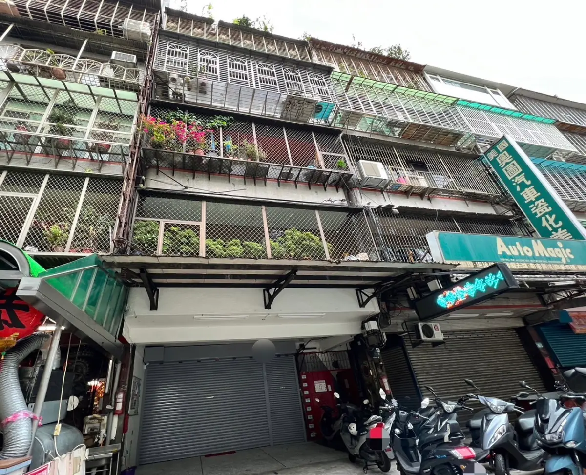 ▲21日上午，新北市板橋區板新路，驚傳發生砍人案件，3名男子疑似發生口角，其中1人持刀砍傷另外2人，造成1人重傷、1人無生命跡象。（圖／翻攝畫面）