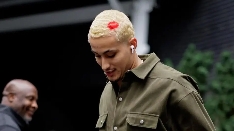 ▲NBA華盛頓巫師前鋒庫茲馬（Kyle Kuzma）亮出新髮型，在平頭金髮上挑染鮮紅唇印，轉播人員忍不住脫口「他是打賭輸了嗎？」（圖／翻攝自IG@kuz）