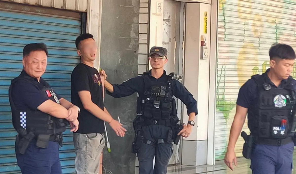 ▲男子酒後在超商外揮舞西瓜刀，引起路人恐慌遭警方逮捕。（圖／翻攝畫面）