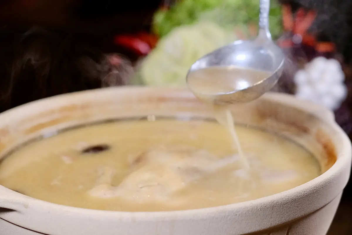 ▲黃仁勳離台前又吃了一家私廚餐廳「春韭」，招牌的「黃金雞湯」，讓他驚呼Fantastic（極好）。（圖／記者葉盛耀攝）