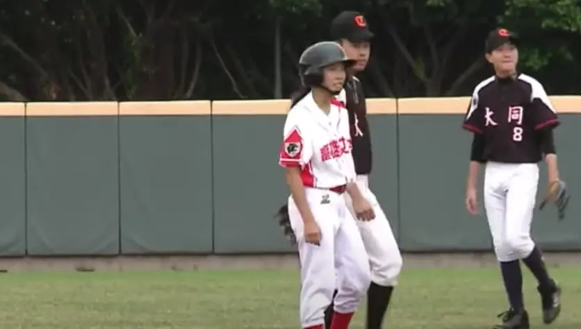 ▲高雄女中黑豹旗首戰許湘宜在2局下面對梅嘉佑投手，敲出右外野安打。（圖／Be Heros提供）