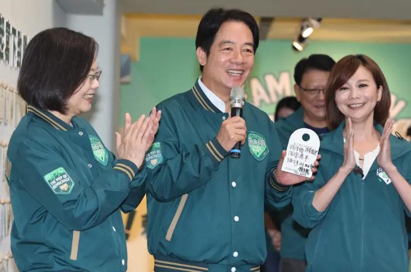 ▲賴清德在卡片上寫上期許。（圖／記者葉政勳攝，2023.10.21）