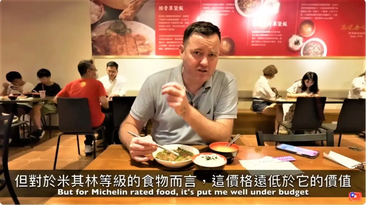 ▲知名網紅「英國叔叔」挑戰千元吃5道必比登美食接力賽，全程騎iBike為美食地圖帶路(圖／交通局提供2023.10.21)