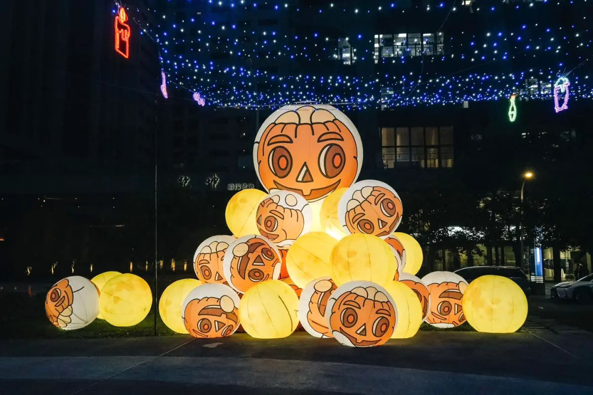 ▲2023萬聖節快樂！LINE輸入關鍵字啟動萬聖節特效，還有萬聖夜起源、南瓜開運禁忌一次看。圖為桃園萬聖城「QQ南瓜球」。（圖／樂遊桃園臉書）