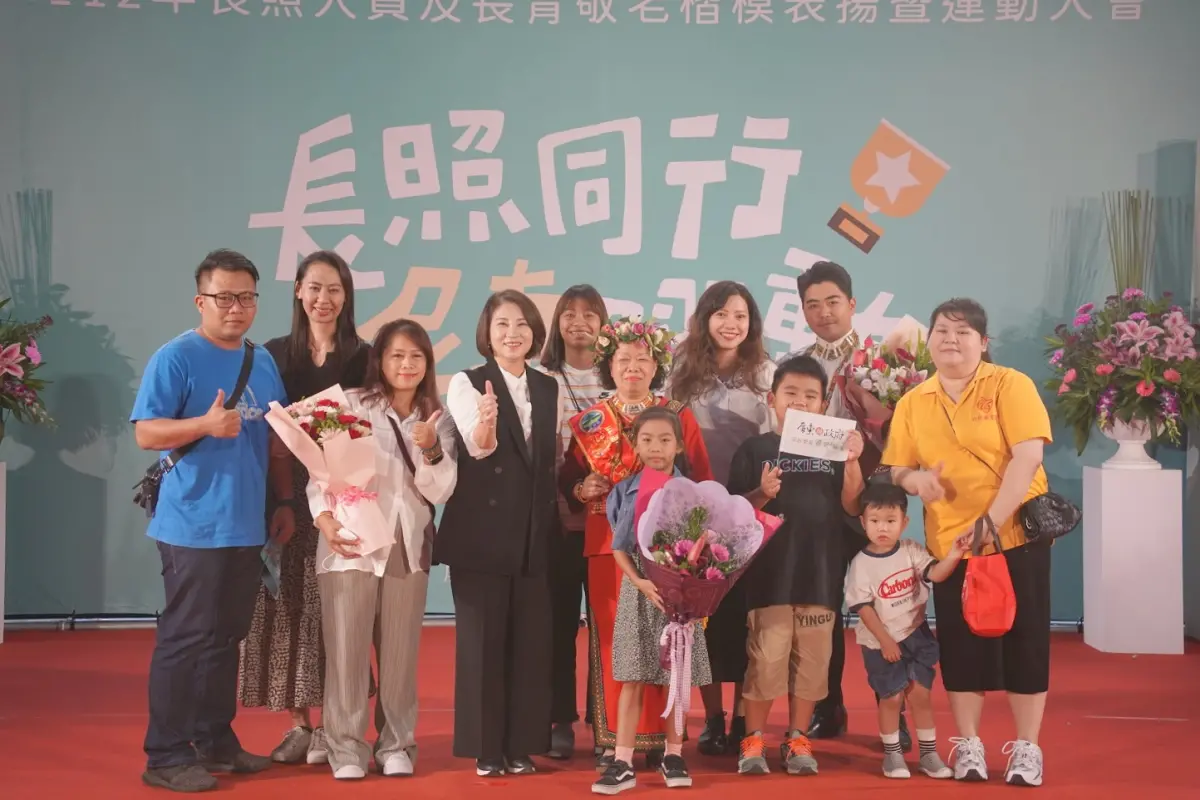 ▲屏東縣表揚長照人員與長青敬老楷模，周春米親自頒獎，向受獎者表示感謝。（圖／記者莊全成翻攝）