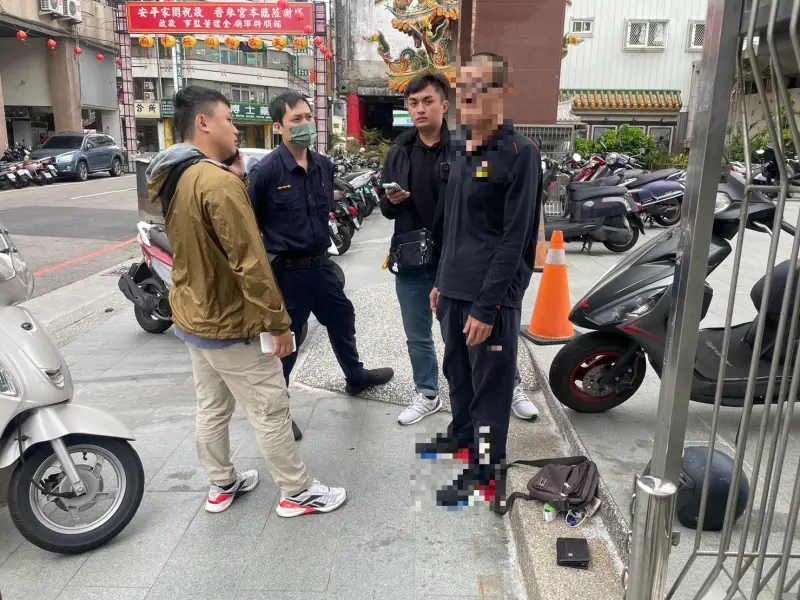 ▲搶奪嫌犯在輔順將軍廟前被第一分局警方圍捕落網，距案發時間僅3小時(圖/記者鄧力軍翻攝)