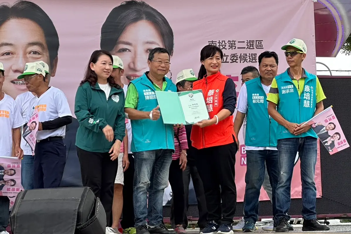 ▲蔡培慧與賴清德的「集集鎮聯合競選總部」今成立，蔡培慧授聘書給競總主委陳昭煜。（圖／游顥提供，2023.10.21）