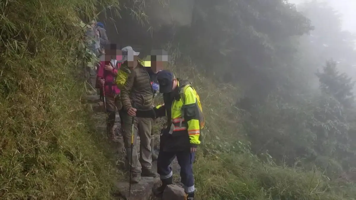 ▲阿里山所員警與消防隊2名組成搜救小組、另塔塔加小隊待命，排雲山莊管理員申請直升機支援吊掛、回報視線不佳無法吊掛，由家屬及兩名管理員陪同下山與救援人員會合。（圖／嘉義縣警察局竹崎分局提供）