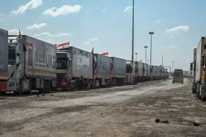 終於開放！20輛物資卡車由拉法過境點進入加薩　給予居民人道救助
