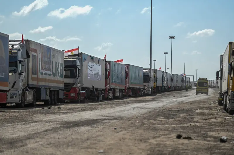 ▲埃及與加薩之間的拉法過境點（Rafah crossing），當地時間今（21）日上午10點、台灣時間21日下午3點終於開放，首批載著物資的20輛人道救援卡車開進加薩。圖為拉法過境點外仍有大批物資卡車等待通過。（圖／美聯社／達志影像）