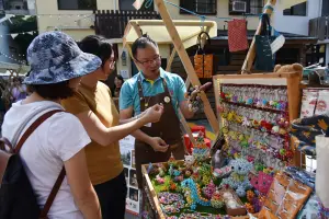 ▲台南市慈光心智關懷協會孩子們的串珠產品，吸引不少民眾選購。（圖／雲嘉南分署提供）