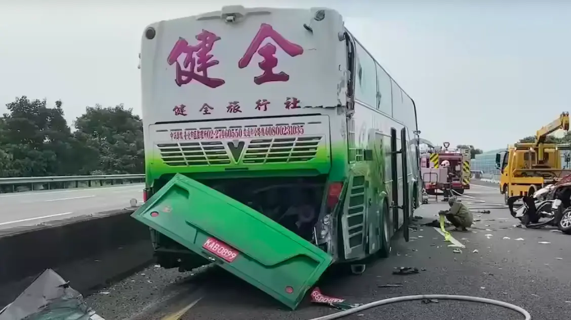 ▲21日上午，國道3號南下雲林斗六段，發生重大車禍事故，事故造成4人死亡、22人受傷送醫。（圖／翻攝自記者爆料網）